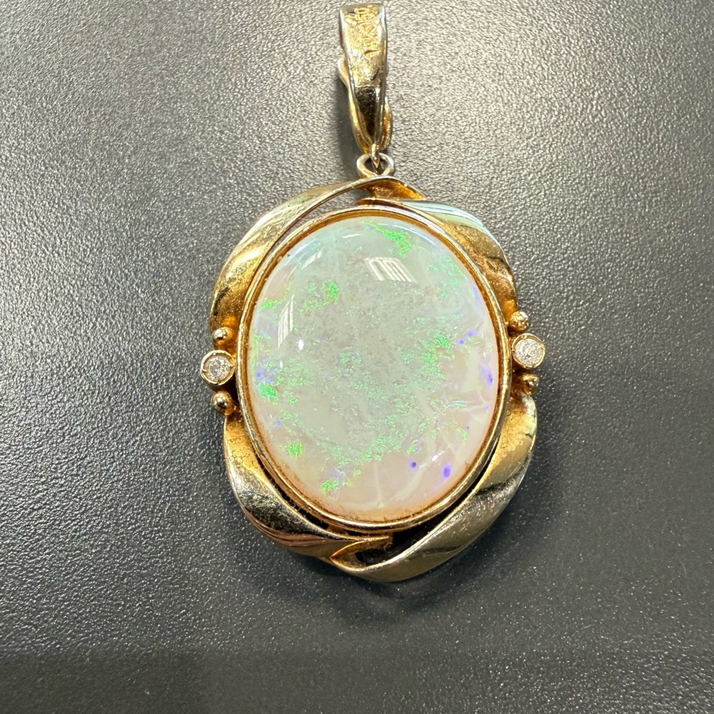 Elegant Opal Pendant with diamonds